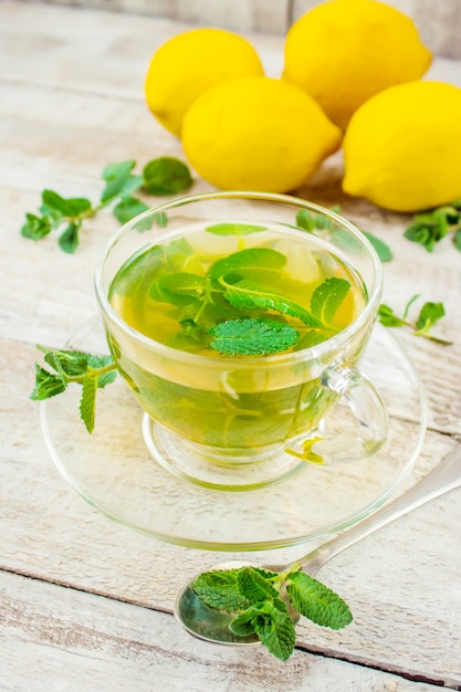 Té con menta y limón. Enfoque selectivo