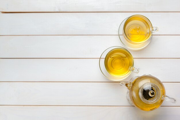 Té en la mesa de madera