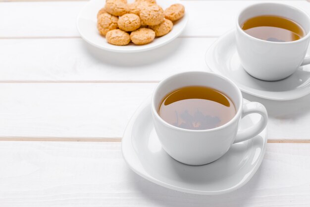 Té en la mesa de madera