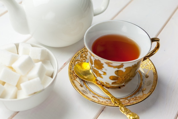 Té en la mesa de madera