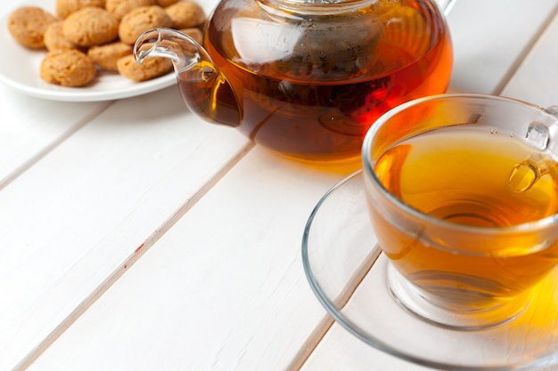 Té en la mesa de madera