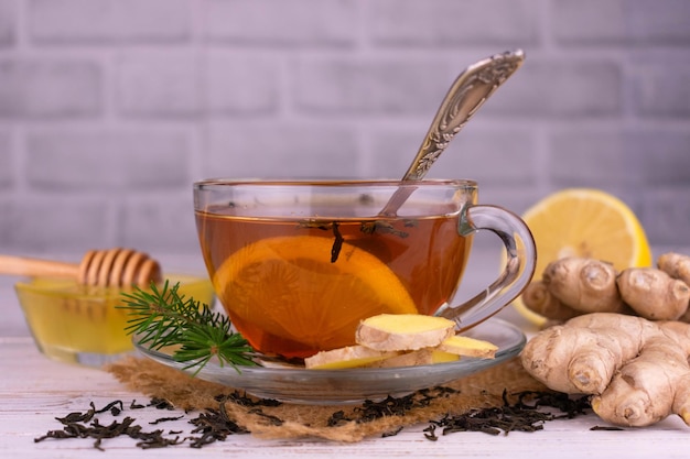 Té con miel de jengibre y limón en una taza transparente