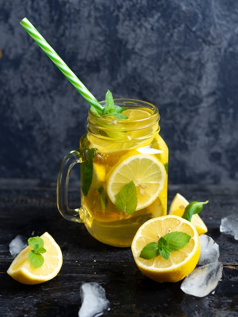 Té de mojito casero frío de verano con menta y limón y hielo