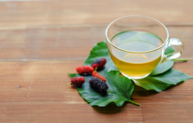 Té de mora en el fondo de la tabla de madera