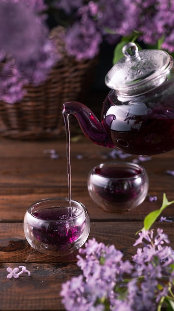 Té morado entre lilas en flor