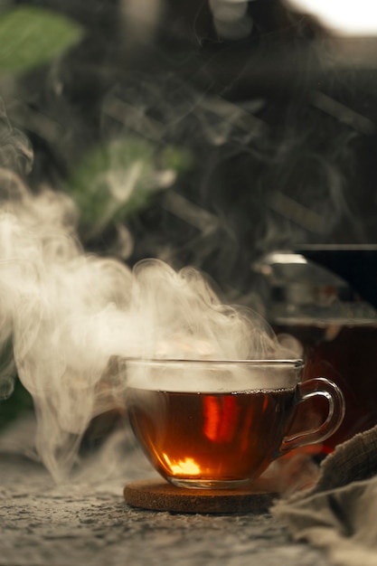 Té negro caliente sobre un fondo oscuro