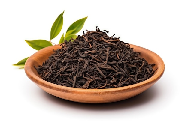 Té negro de Ceilán aislado sobre fondo blanco con hojas secas y frescas