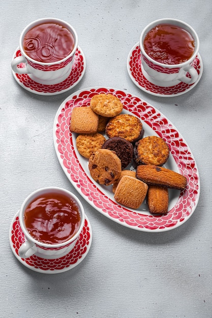 Foto té negro con deliciosas galletas variadas