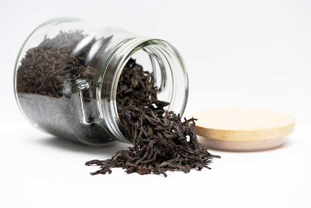 Té negro en un frasco transparente