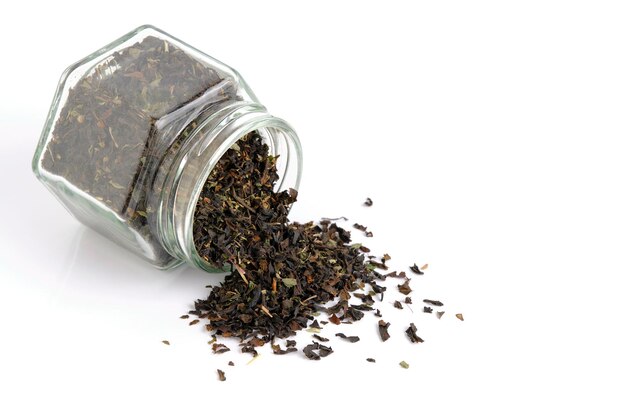 Té negro con hierbas de fondo blanco.