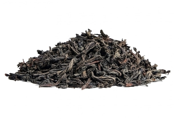 Té negro hojas sueltas de té seco. aislado sobre fondo blanco