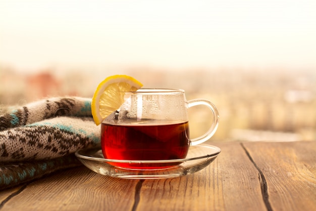 Té negro con rodajas de limón en una taza de vidrio