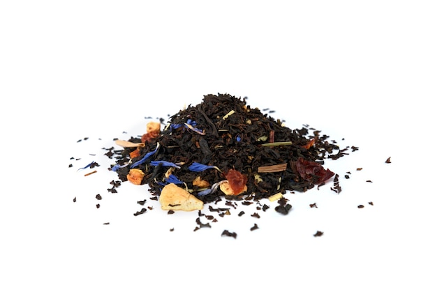 Té negro con rosa mosqueta y manzana aislado sobre fondo blanco.