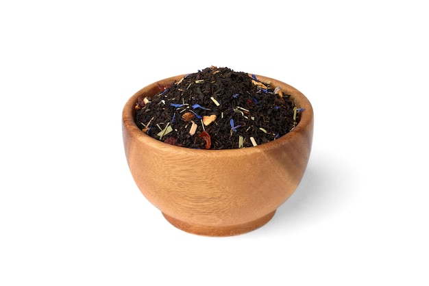 Té negro con rosa mosqueta y manzana en un tazón de madera aislado sobre fondo blanco.