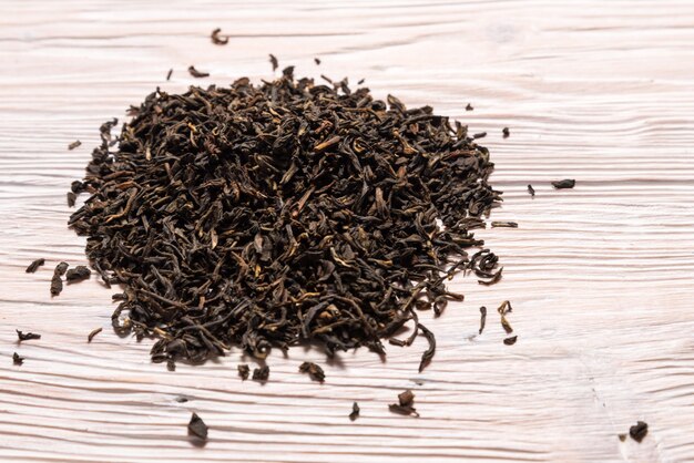 Té negro sobre fondo de madera