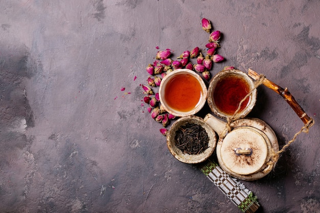 Té negro en una taza de cerámica.