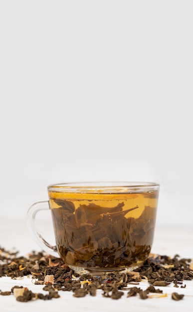 Té negro. Taza de té con naranja seca y romero. Té de hierbas con cítricos secos.