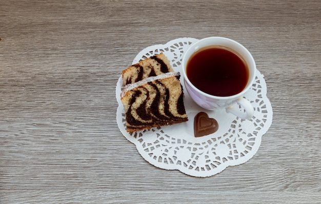 Té negro tradicional francés con pastel