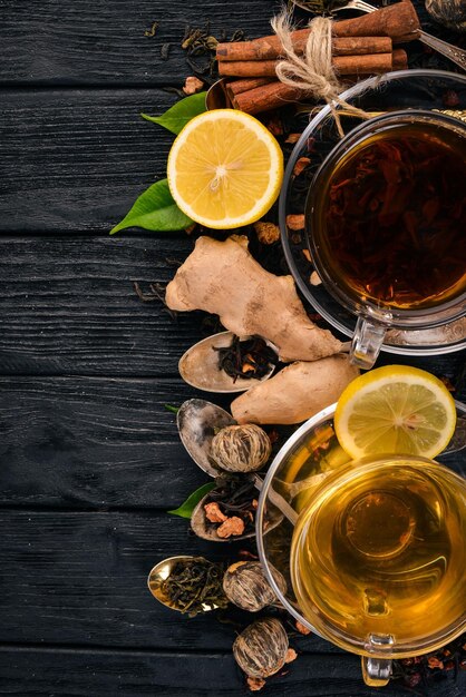 Té negro y verde con limón, miel, canela y jengibre Bebida caliente Vista superior Espacio de copia