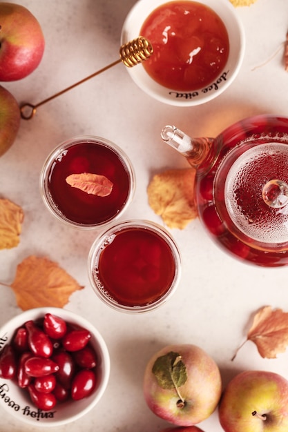 Té de otoño con arándanos y manzanas