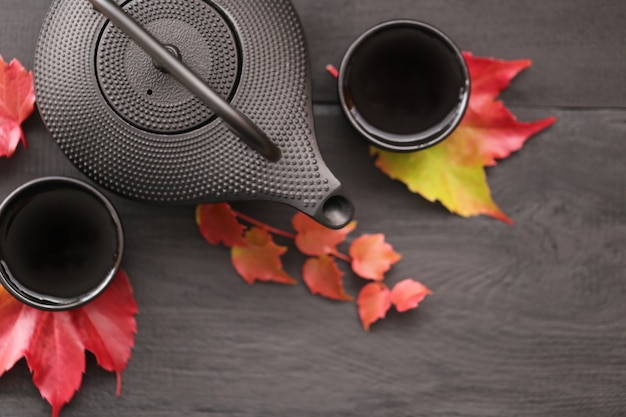 Té de otoño en estilo minimalista. tetera negra en estilo asiático