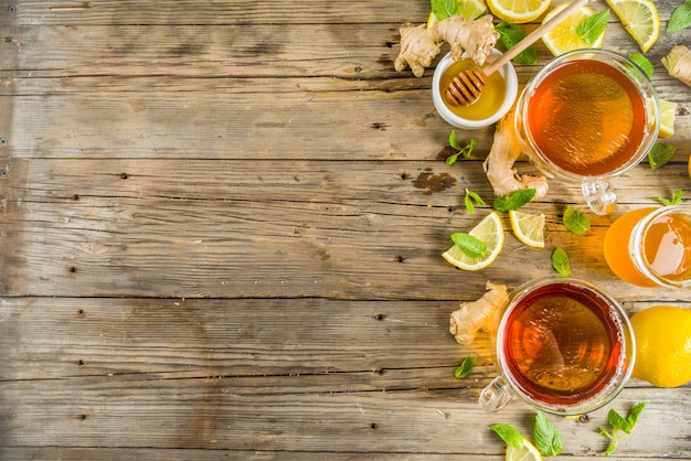 Té de otoño con menta y limón con ingredientes.