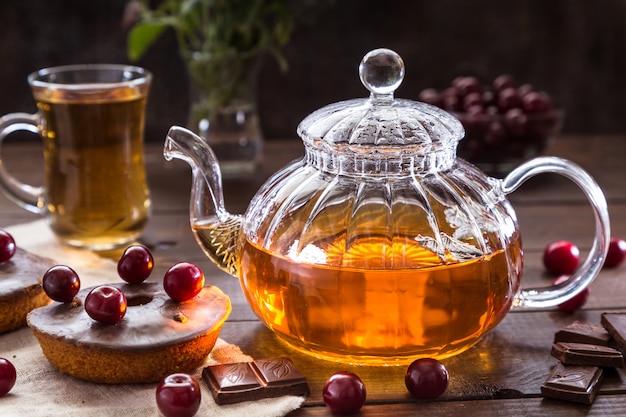 Té y pastelitos con cerezas.