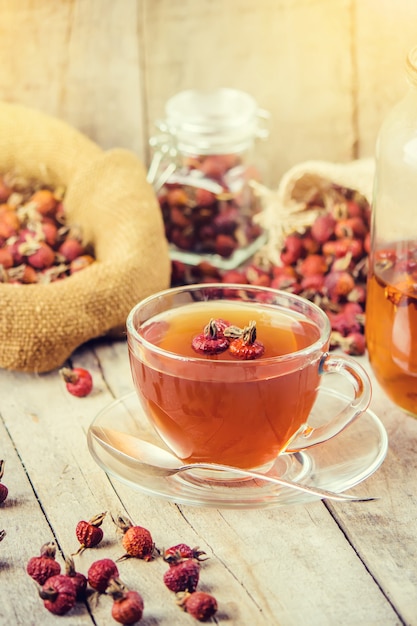 Té con un perro rosa. Enfoque selectivo