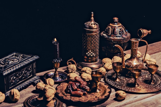 Té persa y teteras sirviendo té caliente en tazas de té en una mesa