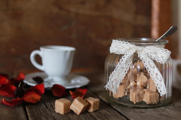 Té con pétalos de rosa y azúcar