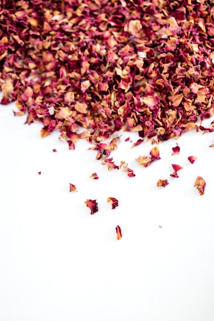 té de pétalos de rosa sobre un fondo blanco hojas de té pétalos de rosa secos bebiendo té de hierbas