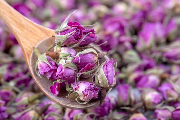 Té de pétalos de rosas secas