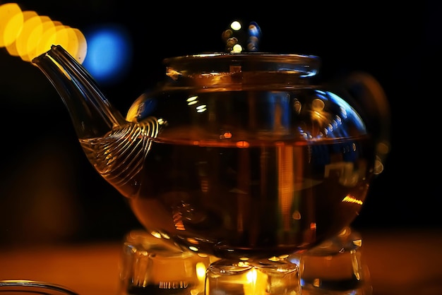 Té y plato para la cena.