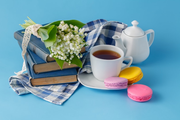 Té de primavera bebiendo con libros