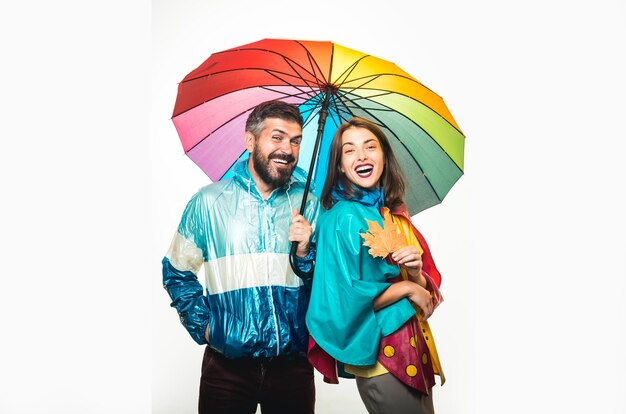 Te quiero muchísimo. Vestido de otoño. Feliz pareja amorosa. Lugar para su texto. Otoño Ropa y tendencias de color. Fondo de oro. Fondo de hojas de otoño. Publicidad online. Hojas de otoño aisladas.