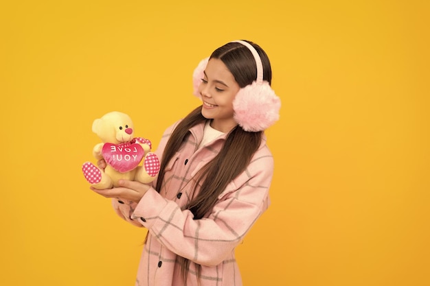 Te quiero mucho Sonrisa de niño feliz con oso de peluche Regalo de San Valentín Día de San Valentín