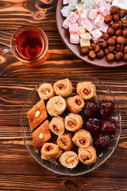 Té con rahat y nueces de frutos secos en una mesa de madera