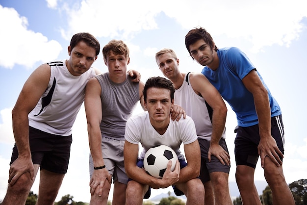 Foto te retamos retrato de un grupo de jóvenes futbolistas decididos