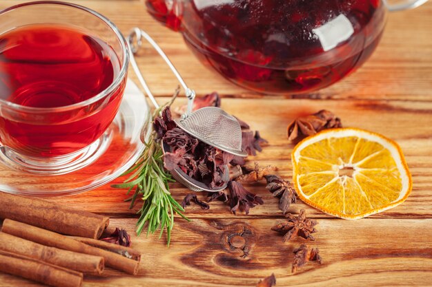 Té rojo sobre una mesa de madera