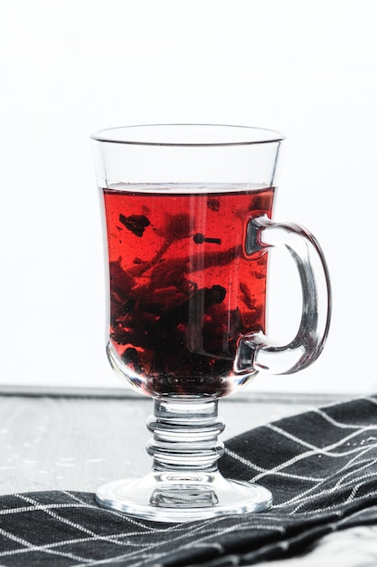 Té rojo en una taza transparente