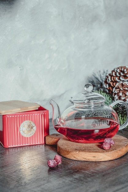 Té rojo en una tetera de cristal