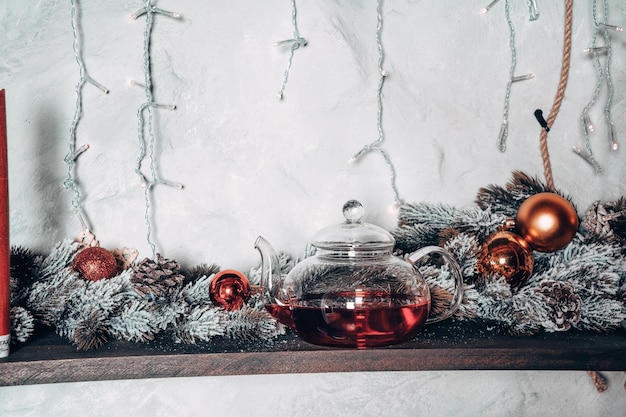 Té rojo en una tetera de cristal