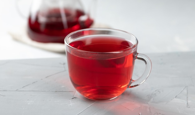 Té rojo en vaso transparente