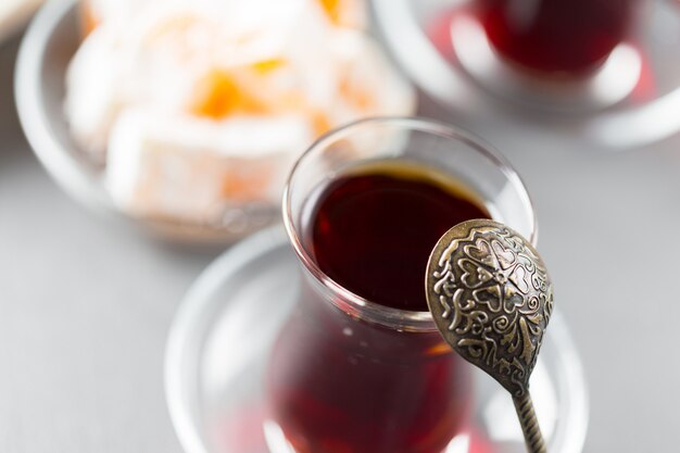 Té rojo en vasos turcos en una mesa de madera