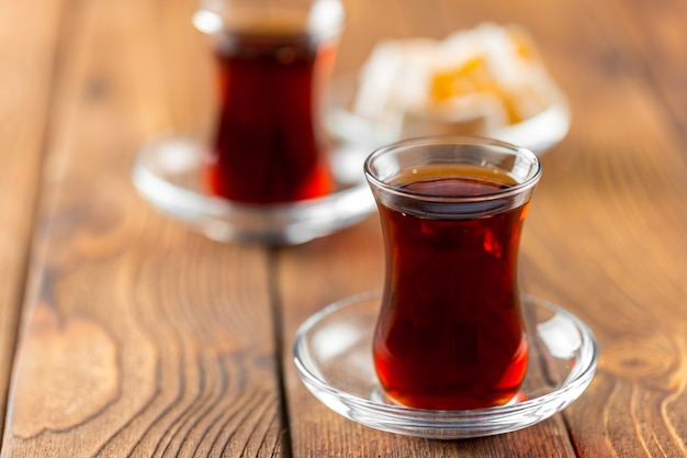 Té rojo en vasos turcos en una mesa de madera