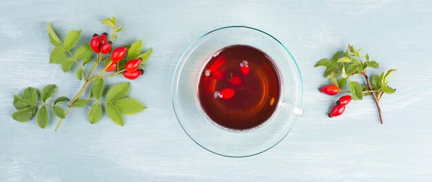 Té de rosa mosqueta con frutas y hojas frescas, bebida caliente