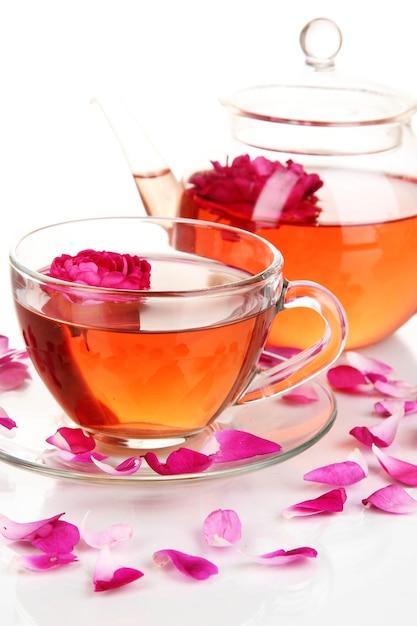 Té de rosas aislado en blanco