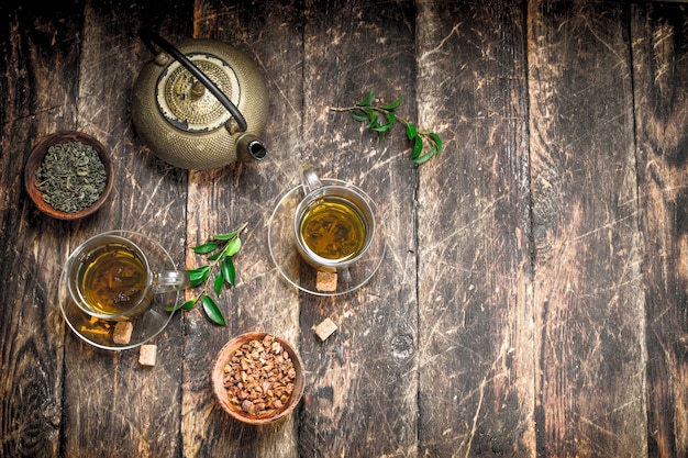 Té con sabor chino en mesa de madera.