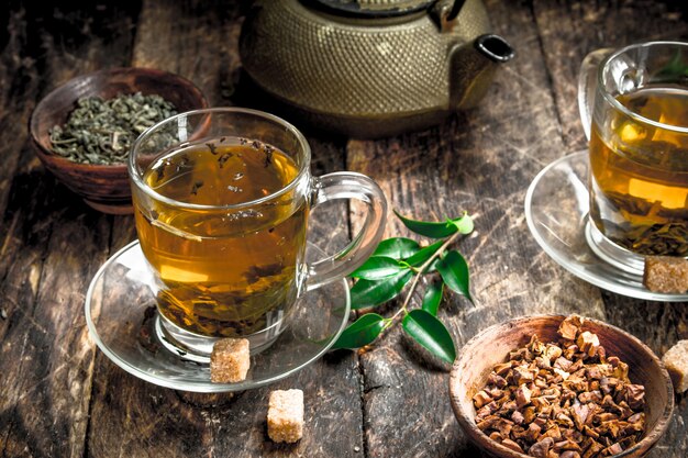 Té con sabor chino en mesa de madera.