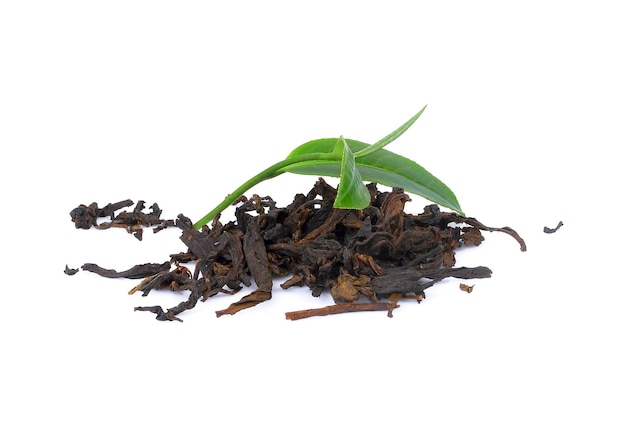 Té seco con hojas de té verde aisladas sobre fondo blanco.